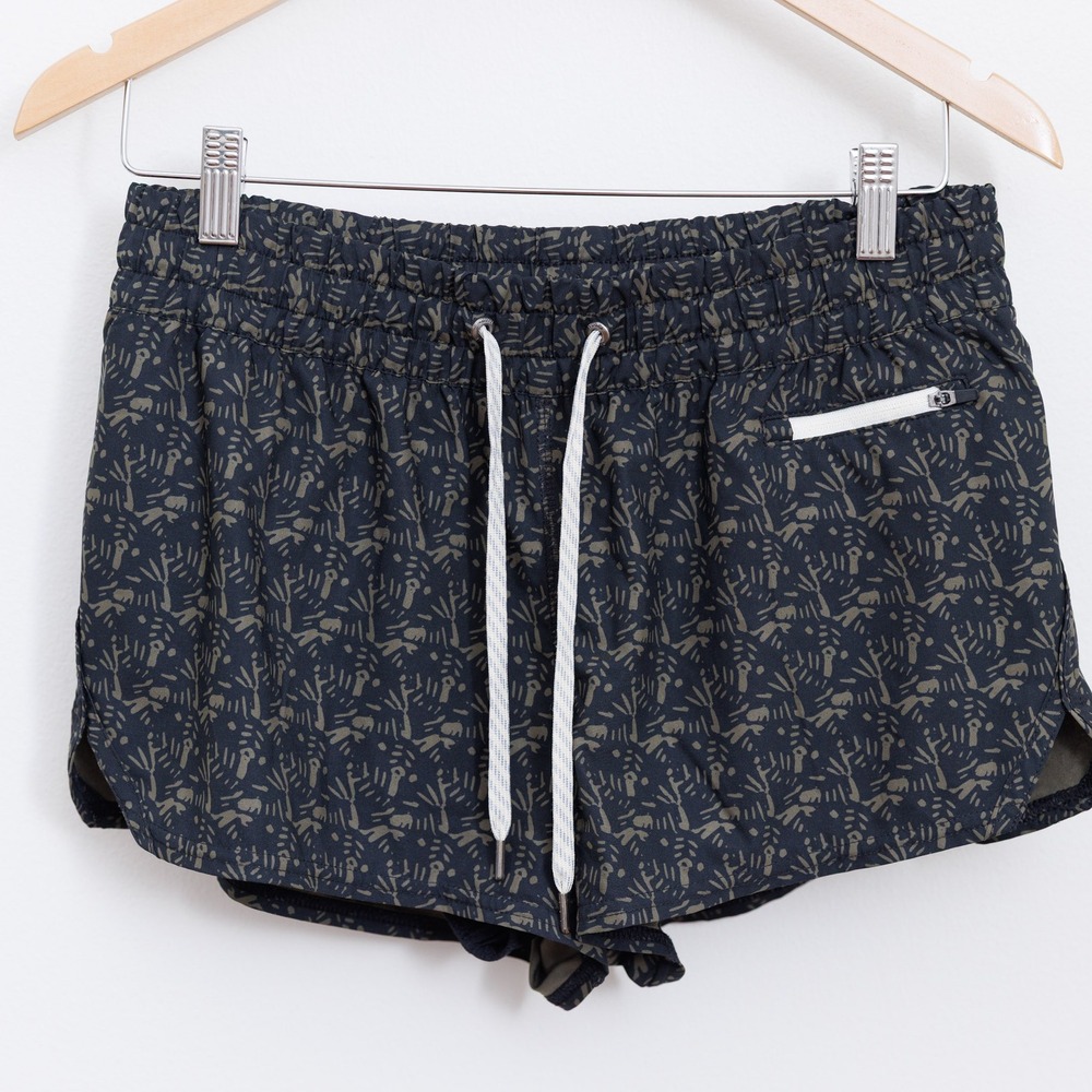 Vuori Clementine Shorts Womens Medium Black Sage Green Abstract Print Athletic